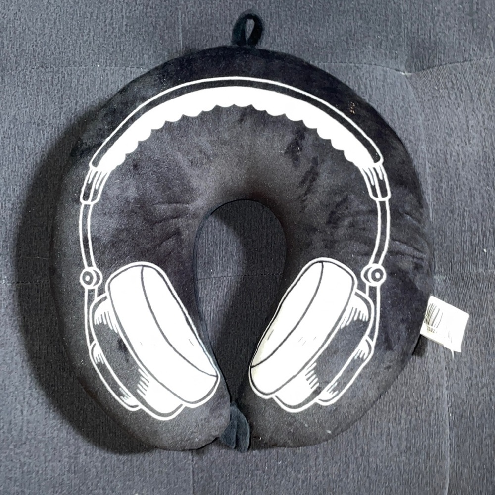 TRAVEL NECK PILLOW Used, but washed and ready for use.